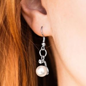 paparazzi Jewelry - White Pearl Necklace Earring Bracelet Set paparazzi Jewelry - White Pearl Necklace Earring Bracelet Set